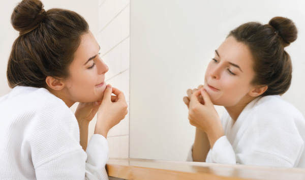 O que leva o surgimento de acne na mulher adulta?